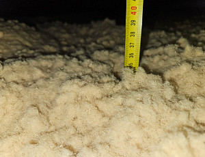 Zateplení stropu rodinného domu pomocí foukané izolace